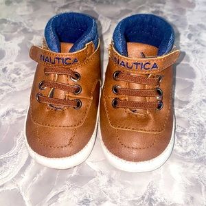 Zapatos de bebé en buen estado